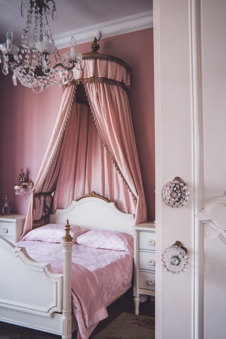 19 Vintage Princess Aesthetic Bedroom Ideas for Dream Space