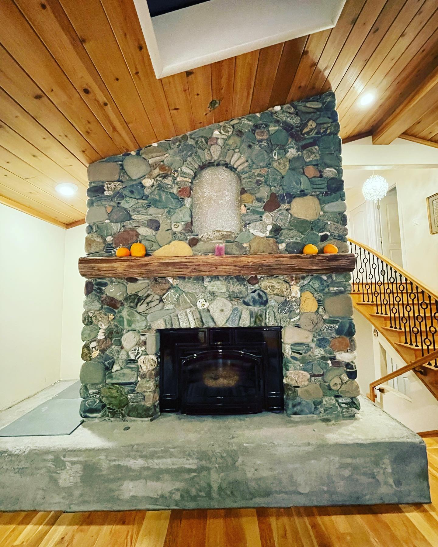 17 Rustic River Rock Fireplace Ideas & Inspiration | Cozy Home Designs ...