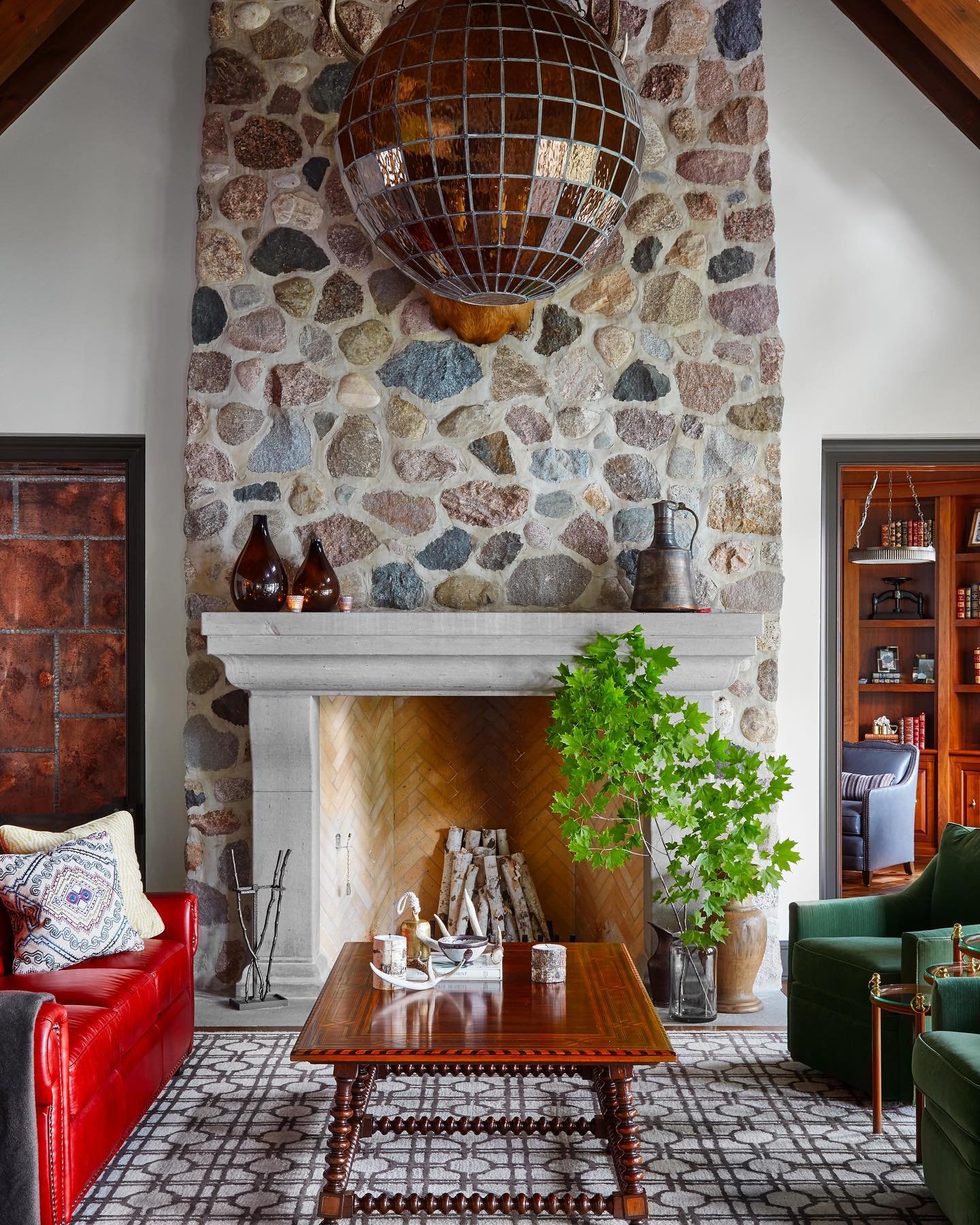 17 Rustic River Rock Fireplace Ideas & Inspiration | Cozy Home Designs ...